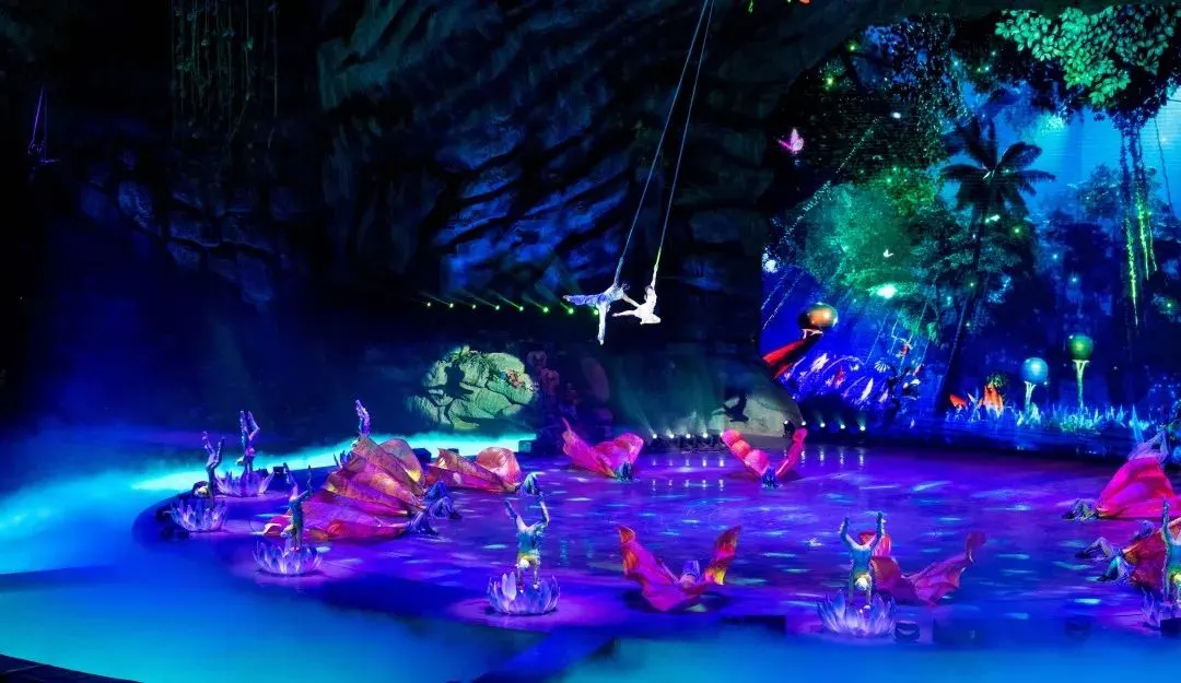 Immersive Venue Transformation for La Gondola Rossa Circus Shows